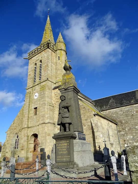 Photo du secteur de « Circuit des deux chapelles » : Pluzunet. Monument aux Morts.jpg