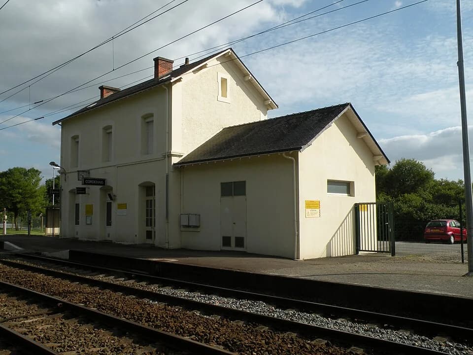 Photo du secteur de « CORDEMAIS : Sentier du Sillon de Bretagne » : Cordemais gare.jpg