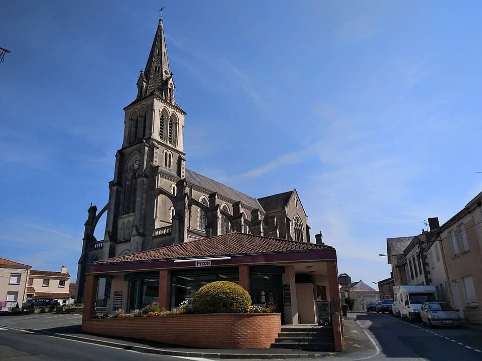 Photo du secteur de « Circuit les Vignes » : Tillières - église Saint Pierre et magasin Proxi.jpg