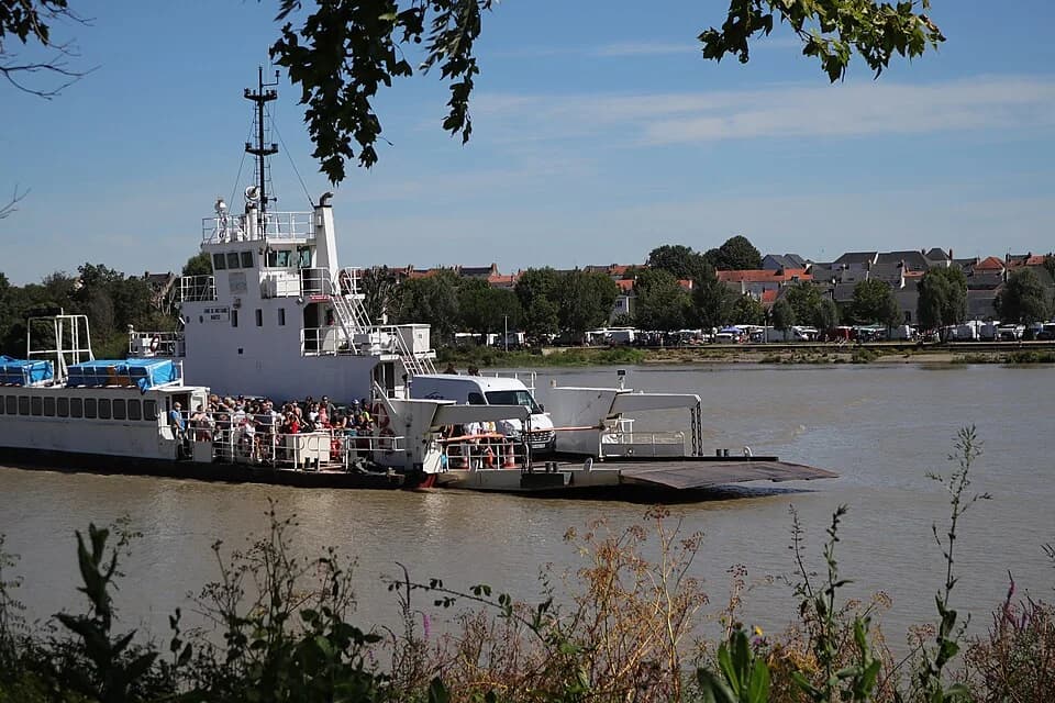 Photo du secteur de « INDRE : Les Îles d'Indre » : Bac de Loire Anne de Bretagne juillet 2020.jpg