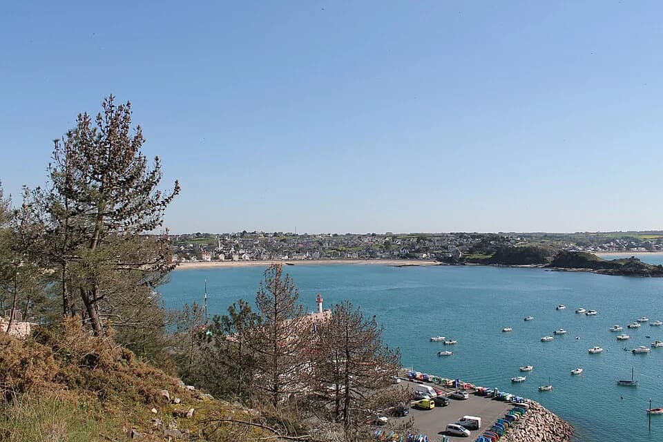 Photo du secteur de « Circuit des Plages Sauvages » : Erquy - Vue sur la plage du centre.jpg
