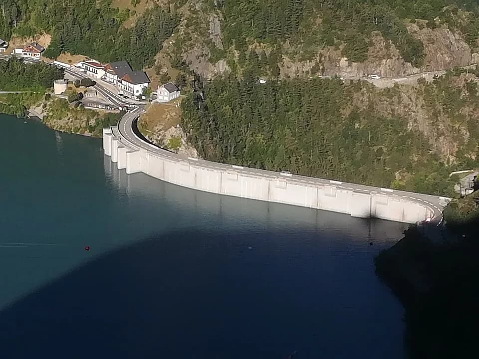 Photo du secteur de « Le lac Lovitel et le refuge des Clots » : Barrage de Chambon.jpg