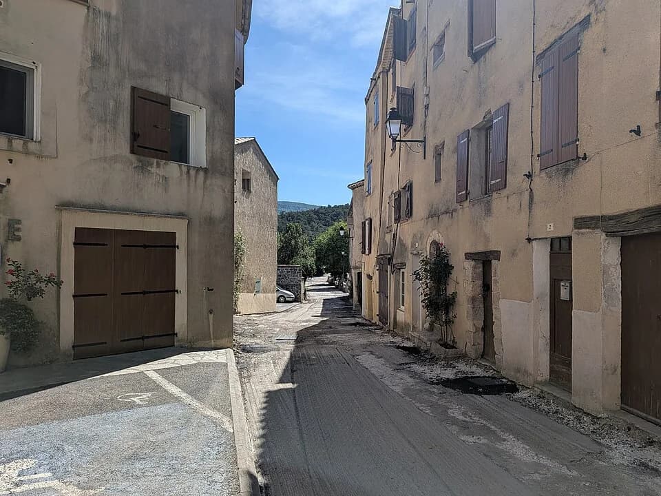 Vue du secteur du départ de « LE BOURGUET - Bagarry » : Le Bourguet - Rue du Château traversant le village (sept 2026).jpg