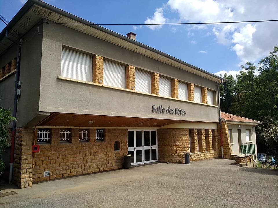 Vue du secteur du départ de « Limonest, le centre incontournable » : Limonest - Salle des fêtes (sept 2018).jpg