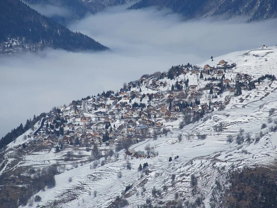 Photo du secteur de « La Tête de Louis XVI par le col de Corbière » : Remote view of Villard-Reculas from near Croix du Carrelet, Villard-Notre-Dame, 2016.jpeg