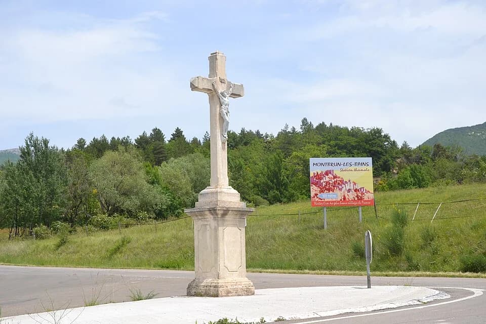 Photo du secteur de « MONTBRUN-LES-BAINS - Le tour de Vic » : Reilhanette - croix calvaire.jpg